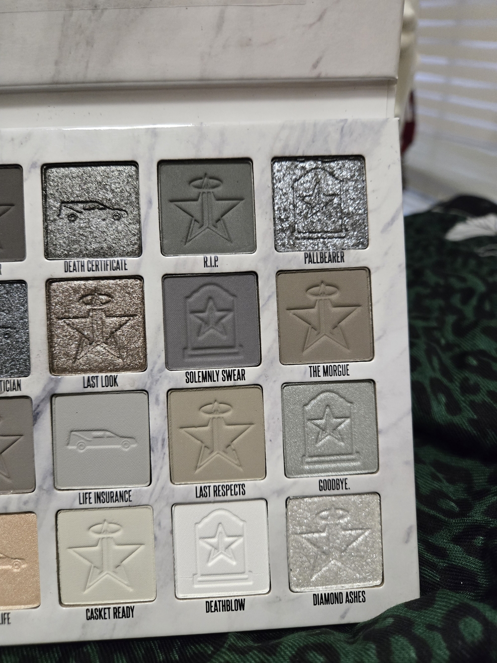Jeffree Star Cremated Eyeshadow Palette - White Marble Packaging - Picture 2 of 16
